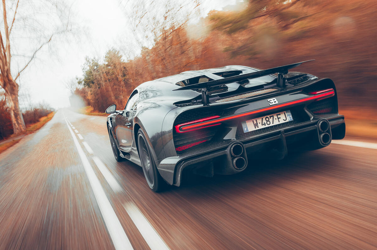 2 Bugatti Chiron Super Sport 2022 : premier essai de conduite, suivi de l'arrière