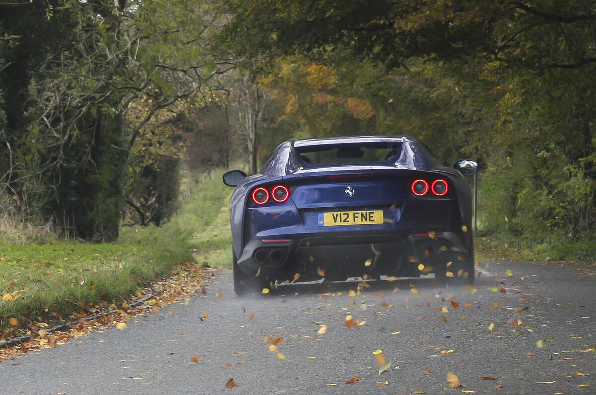 Ferrari 812 GTS 2020 : premier bilan de conduite au Royaume-Uni - le héros à l'arrière