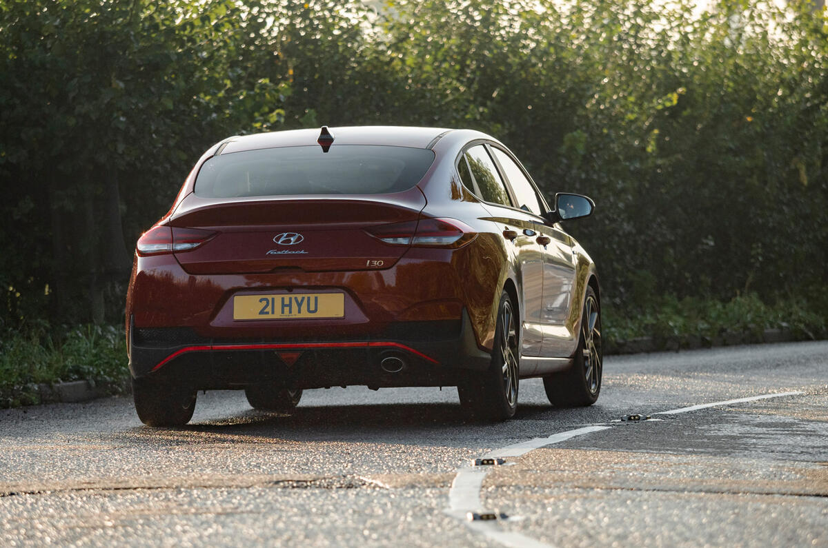 2 Hyundai i30 Fastback DCT N Line 2022 : essai en courbe arrière