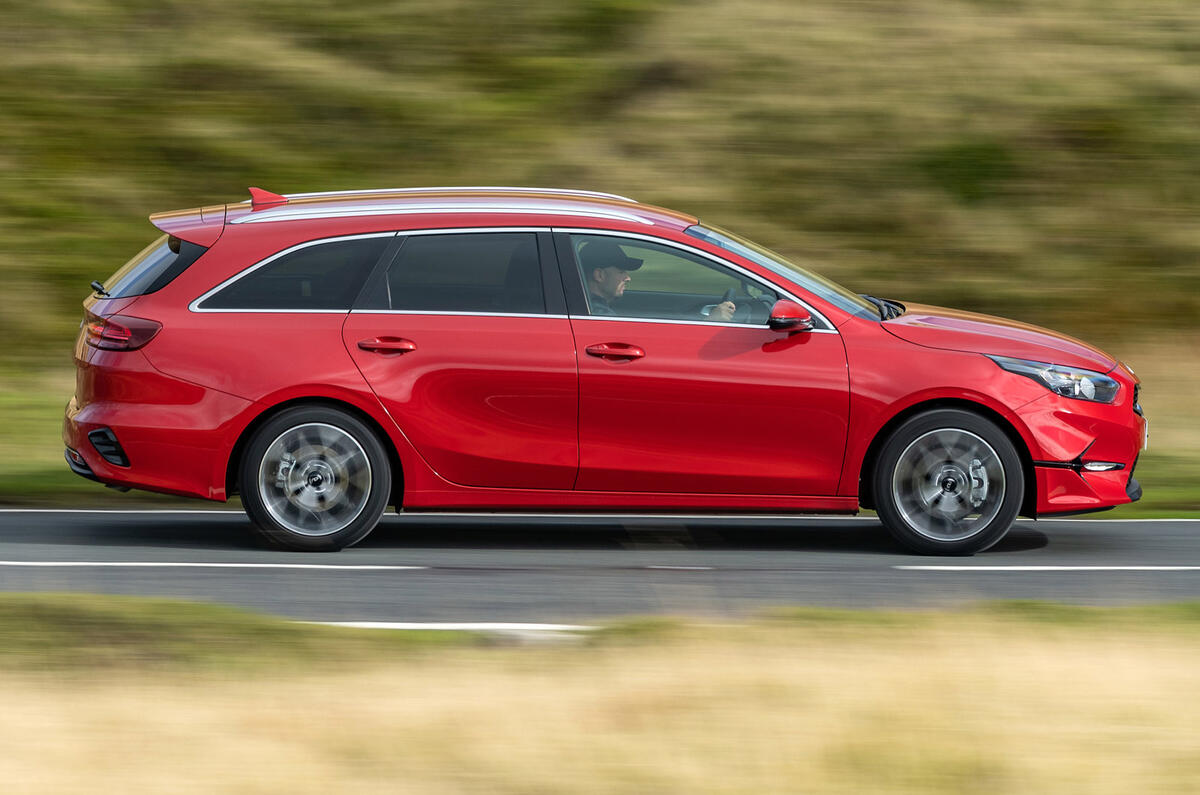 2 Kia Ceed Sportswagon tgdi 2021 uk premier essai routier pan latéral