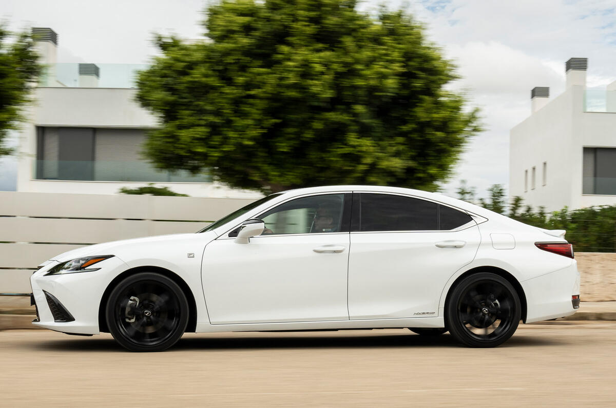 2 Lexus ES 300 F Sport 2022, volet latéral de l'examen du premier essai routier