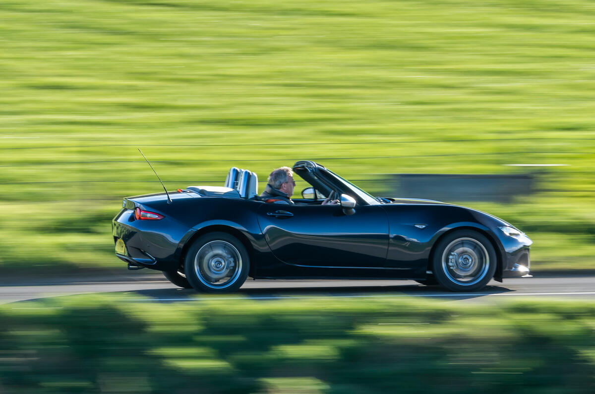 2 Mazda MX 5 Sport Venture 2021 UE FD côté héros