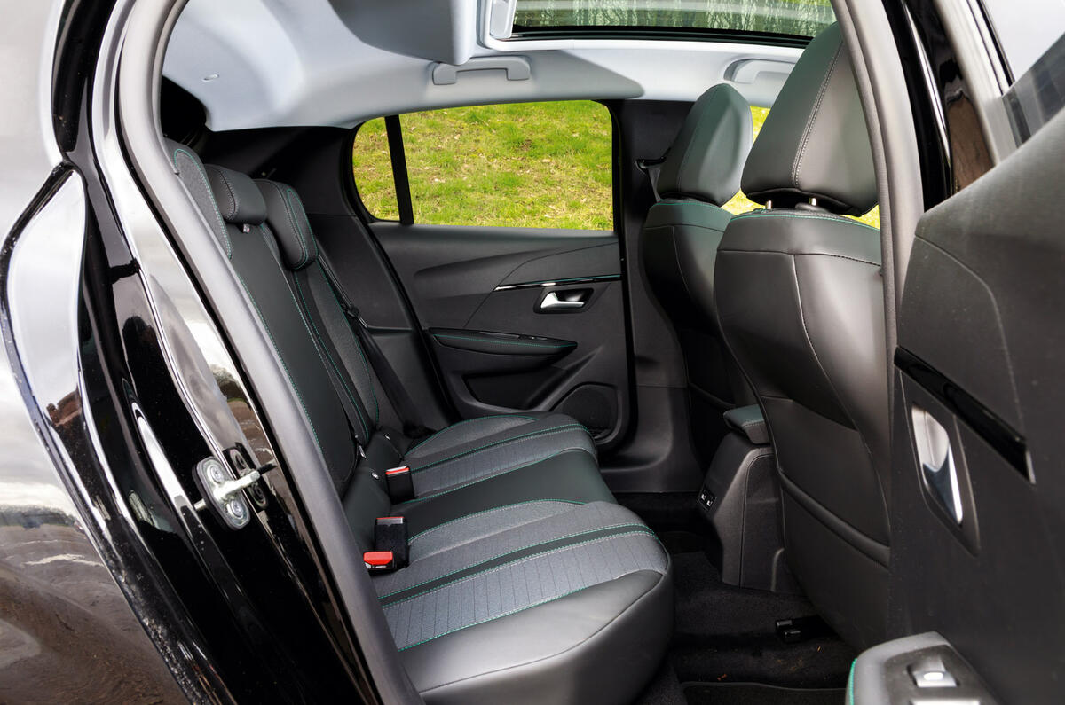 Peugeot 208 - interior