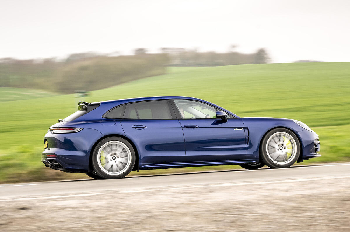 2 Porsche Panamera Turbo S E Hybrid ST 2021 UE FD côté héros