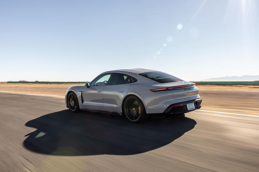 2 Porsche Taycan GTS 2021 : essai sur route avec suivi arrière