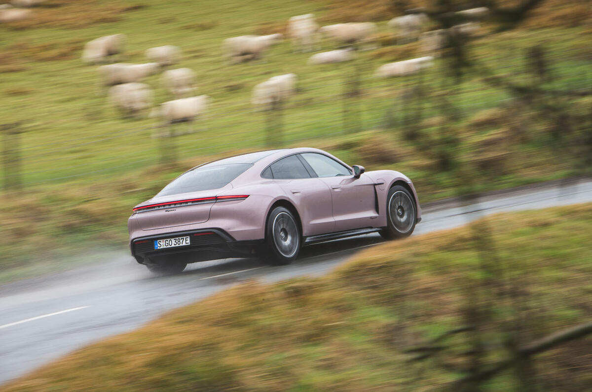 2 Porsche Taycan RWD 2021 : le premier héros de la revue de conduite britannique à l'arrière