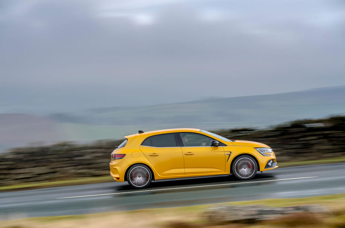 2 Renault Megane RS 300 Trophy 2021 : le premier essai routier du Royaume-Uni côté héros