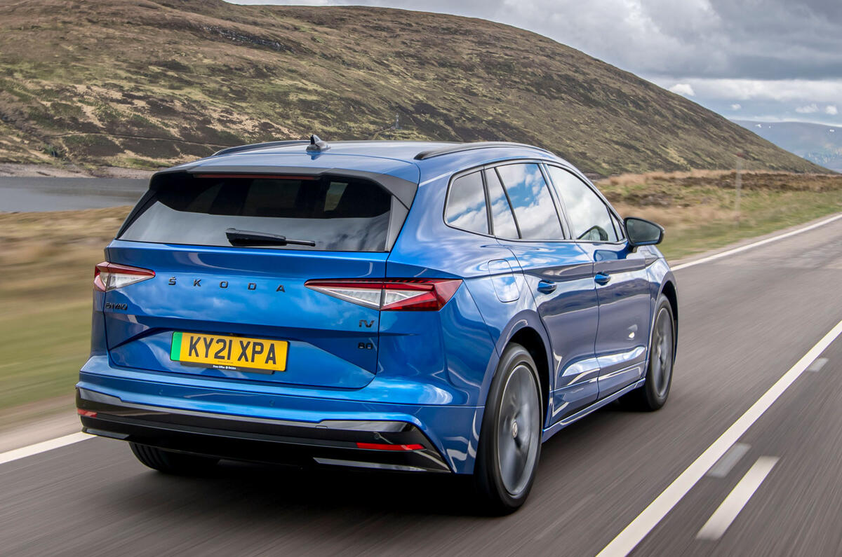 2 Skoda Enyaq iV 80x Sportline 2022 Royaume-Uni : essai sur route avec suivi de l'arrière.