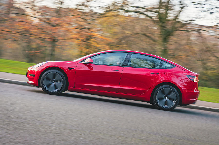 Tesla Model 3 Standard plus 2020 Premier examen de conduite au Royaume-Uni - côté héros