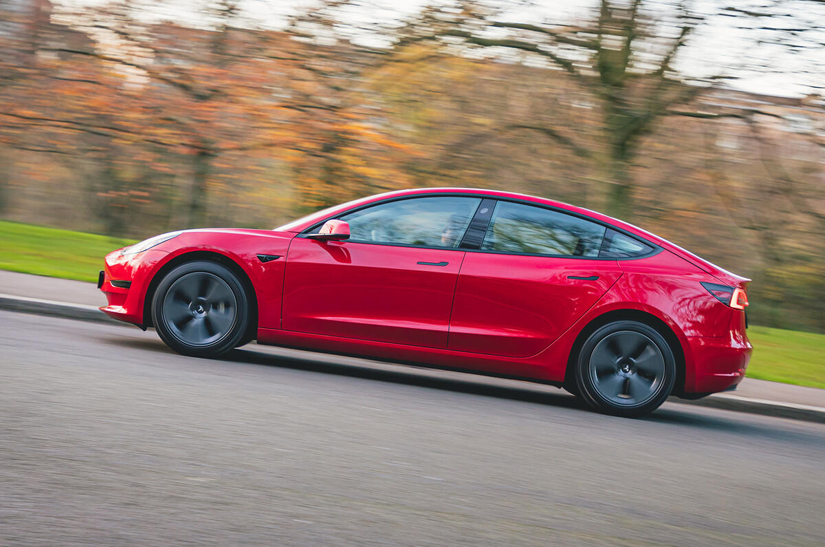 Tesla Model 3 Standard plus 2020 Premier examen de conduite au Royaume-Uni - côté héros