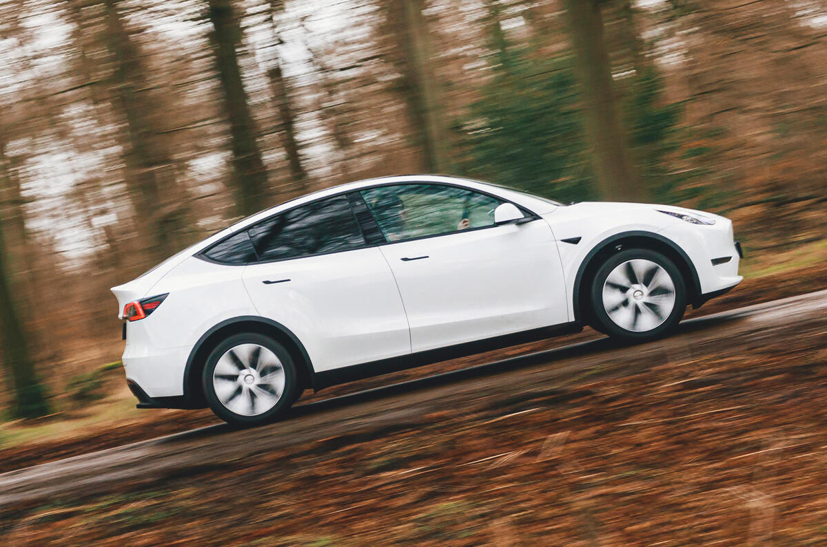 2 Tesla Model Y 2022 UE : premier essai de conduite, suivi du pan latéral