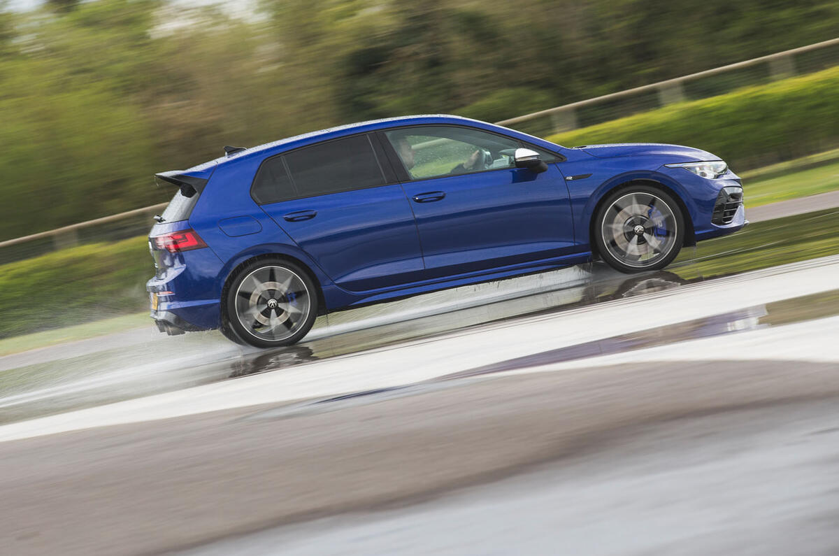 2 Volkswagen Golf R performance pack 2021 UE FD hero side