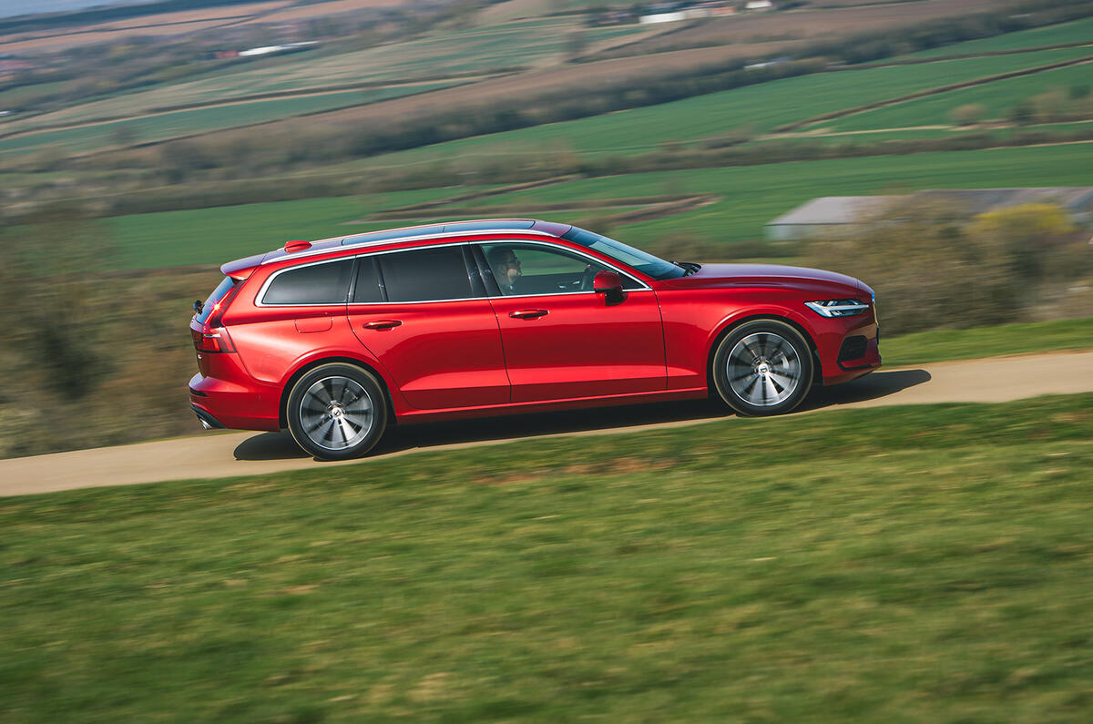 2 Volvo V60 B3 Momentum 2021 UE : essai de premier essai, côté héros