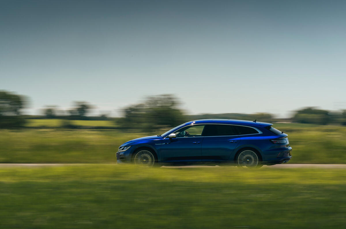 2 VW arteon R Shooting Brake 2021 UE FD côté héros