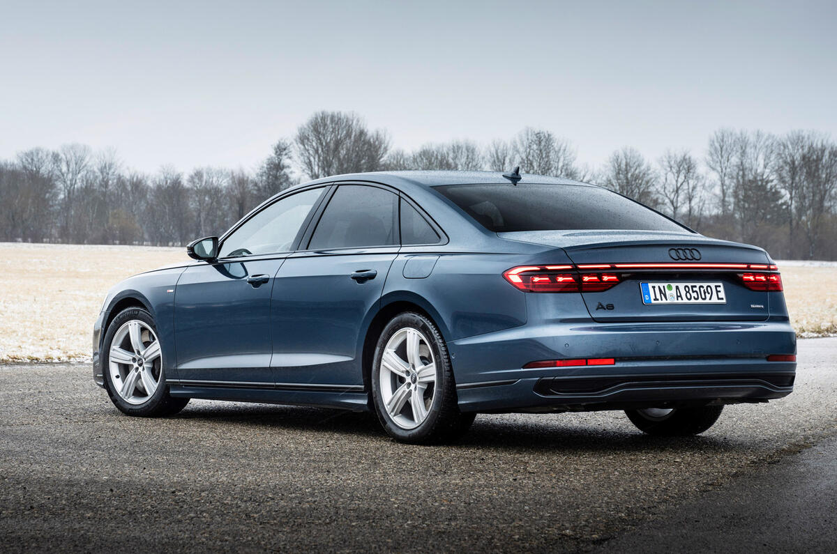 20 Audi A8 TFSIe 2022 premier essai routier arrière statique