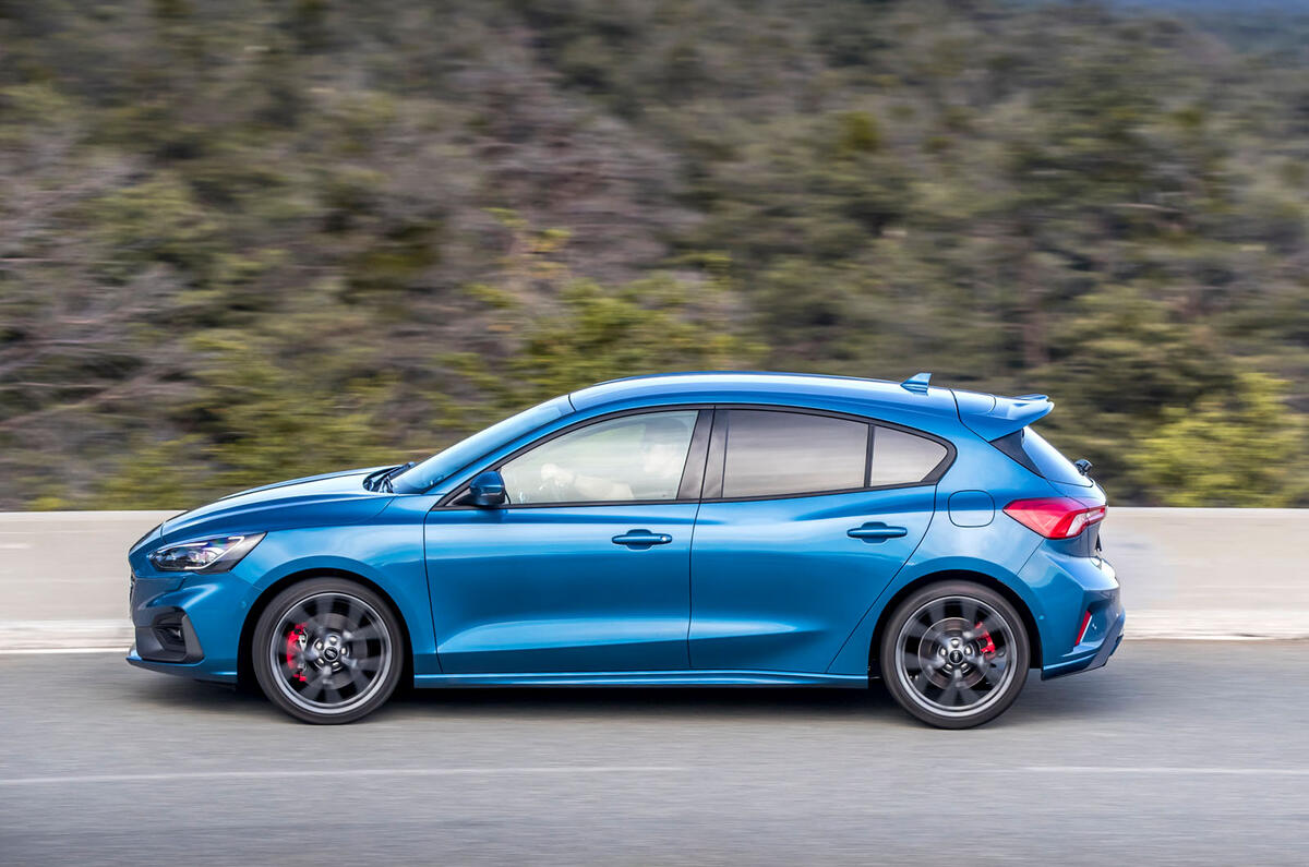 Ford Focus ST 2019 first drive review - on the road side
