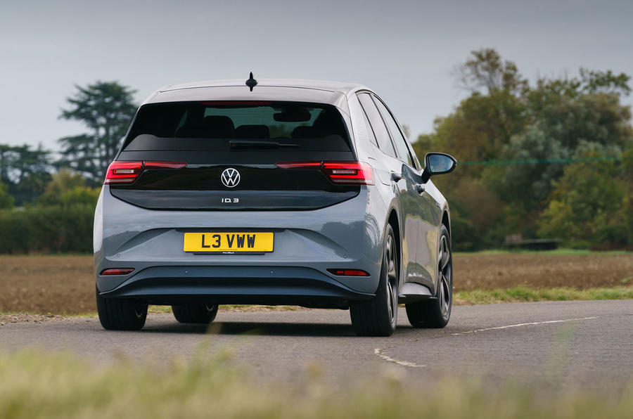 Volkswagen ID 3 2020 : premier bilan de conduite au Royaume-Uni - l'arrière en virage