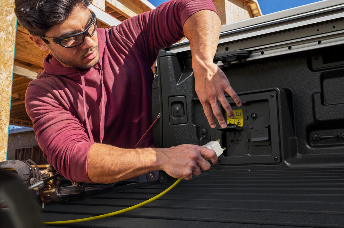 2023 Ford Ranger PHEV connecting to tailgate socket