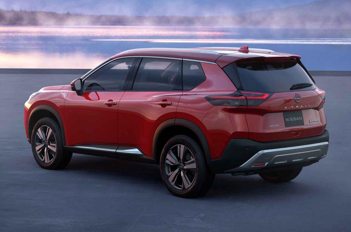 Nissan X Trail 2023 در سه ربع عقب قرمز رنگ را نشان می دهد