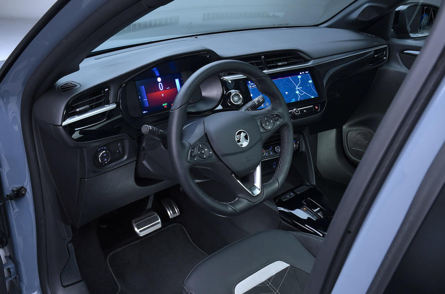 Интерьер водителя Vauxhall Corsa 2023 года
