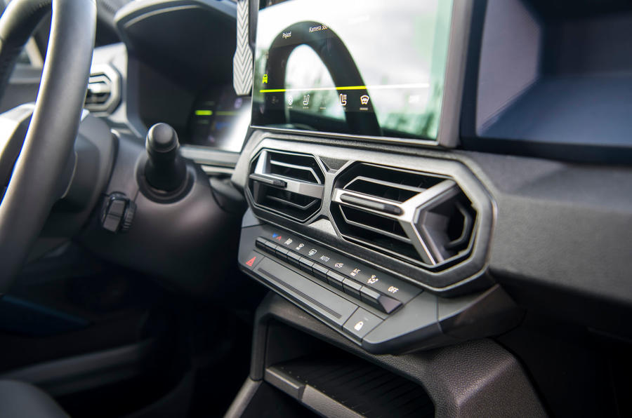 Центральные дефлекторы Dacia Duster Journey 2024 года