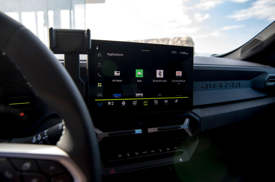 Dacia Duster Journey 2024 года с сенсорным экраном