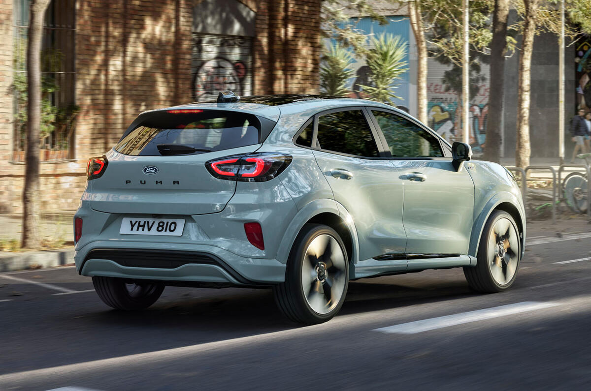 Parte posteriore della Ford Puma del 2024 Come la parte anteriore, anche la parte posteriore della Ford Puma 2024 subisce un restyling delle luci.