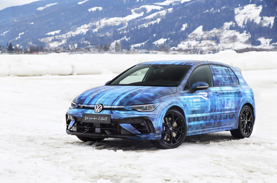 Прототип Volkswagen Golf R 2024 года на льду в Австрии 1 большой