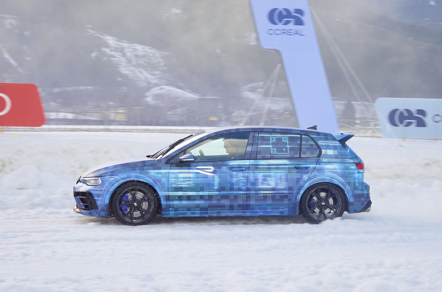 Прототип Volkswagen Golf R 2024 года на льду в Австрии 7 больших