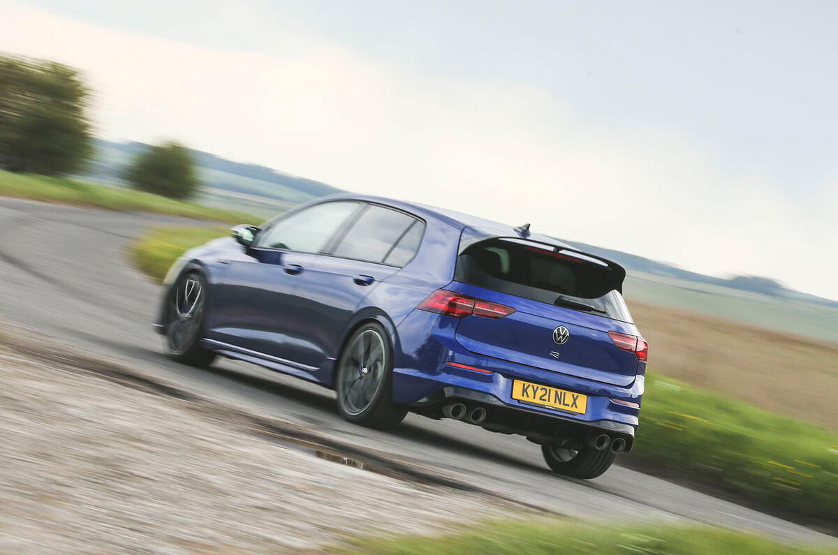 21 Volkswagen Golf R performance pack 2021 UE FD à l'arrière de la route