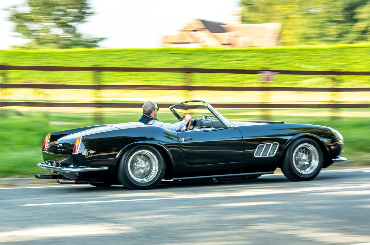 22 GTO California Spyder revival 2021 UE FD sur le bord de la route