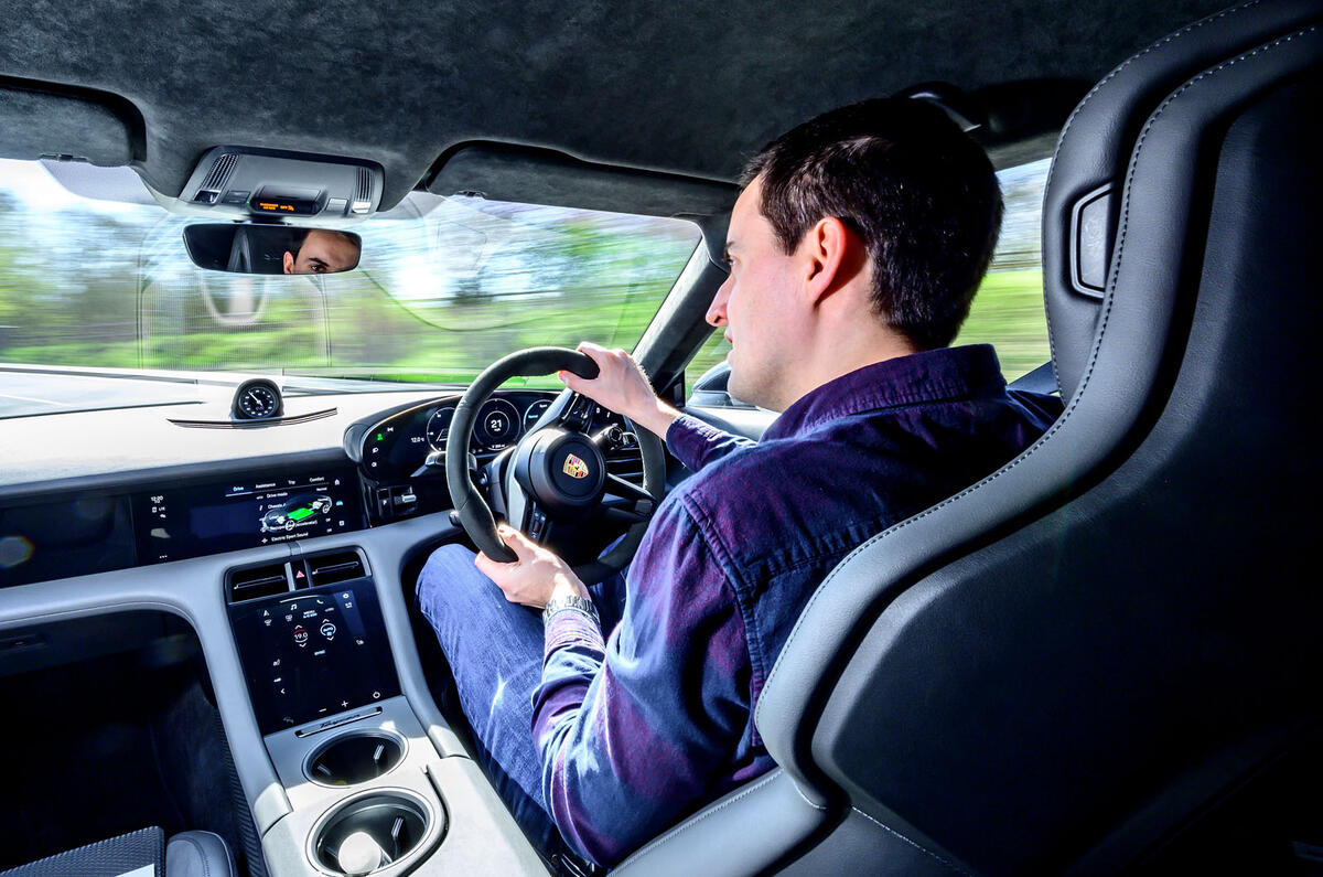 Porsche Taycan Turbo 2020 : premier bilan de la conduite au Royaume-Uni - Lawrence Allan au volant