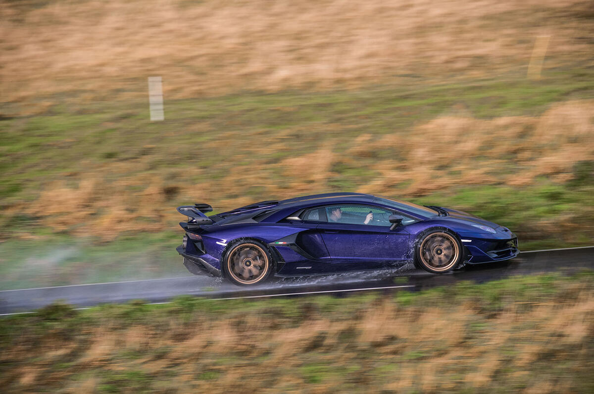 23-lamborghini-aventador-svj-2018-uk-fd-otr-side.jpg