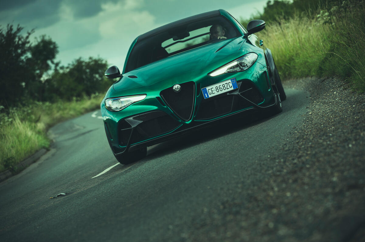 24 Alfa Romeo GTAm 2021 UE LHD fd nez sur route