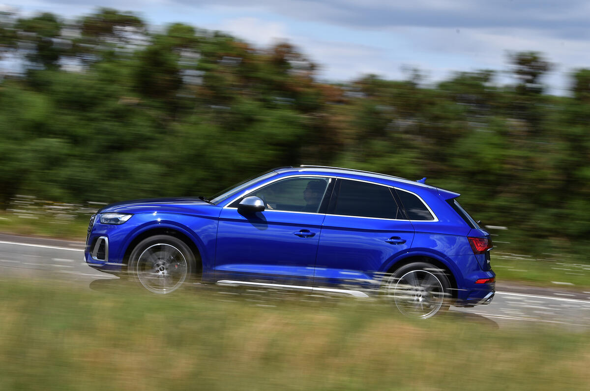 24 Audi SQ5 TDI 2021 UE FD sur le côté de la route