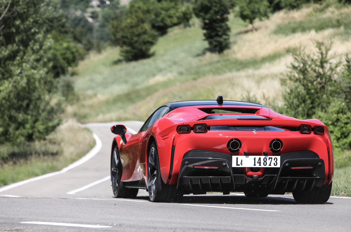 2019 - [Ferrari] SF90 Stradale - Page 5 24-ferrari-sf90-stradale-2020-fd-otr-rear