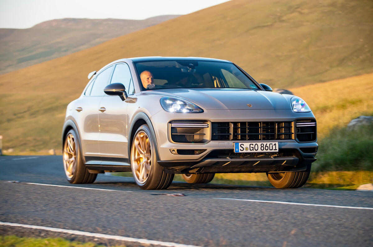 24 Porsche Cayenne Turbo GT 2021 UE FD à l'avant sur route