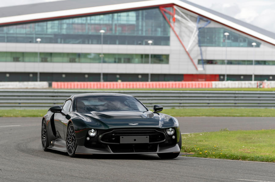 25 Aston Martin Victor 2021 piste en virage