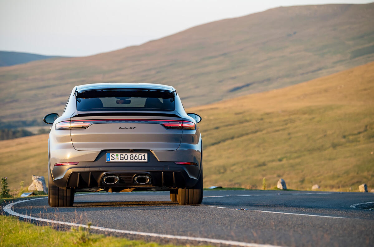 25 Porsche Cayenne Turbo GT 2021 UE FD sur route arrière