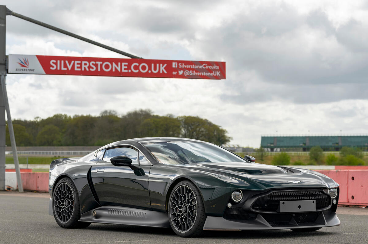 26 Aston Martin Victor 2021 avant statique