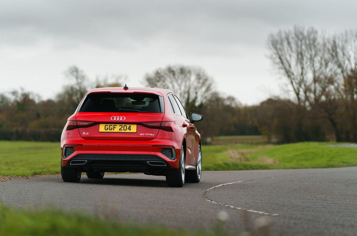 Audi A3 TFSIe 2020 : premier examen de conduite au Royaume-Uni - l'arrière en virage