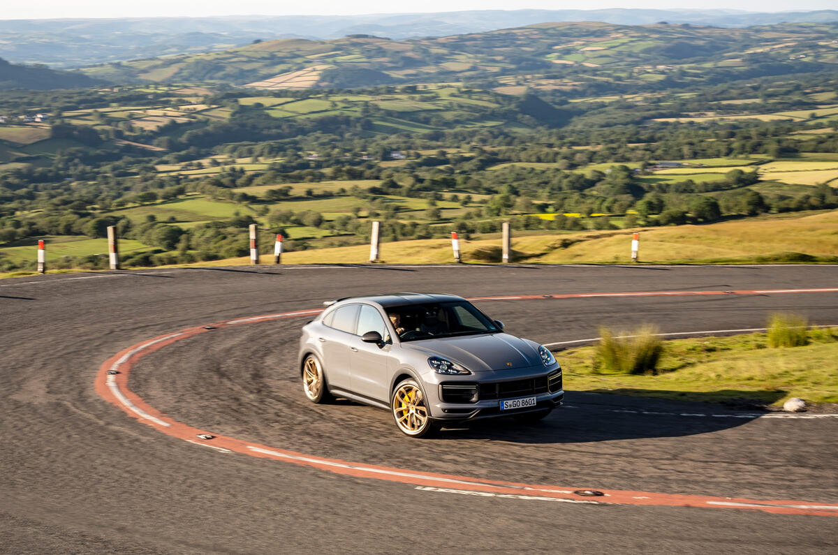 26 Porsche Cayenne Turbo GT 2021 UE FD avant en virage