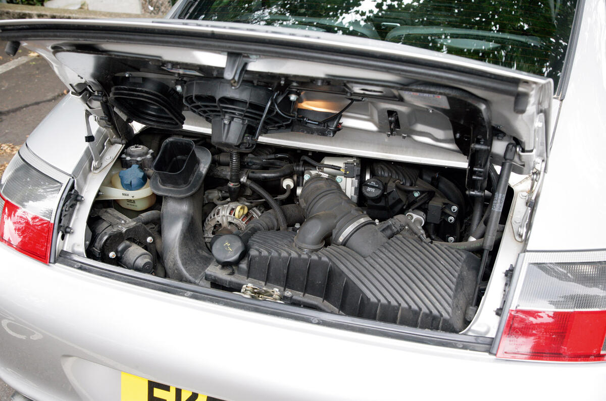 Porsche 911 Carrera 2001 - engine