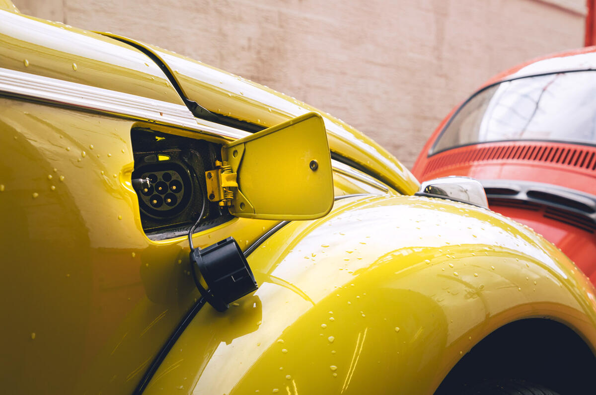 [Image: 2_volkswagen_beetle_bumblebee_charging_p...k=Vk_aenjU]