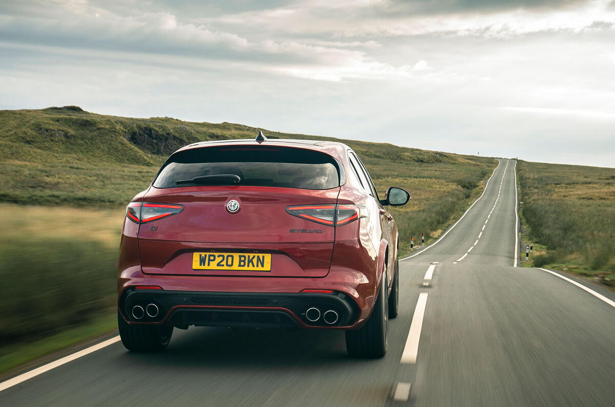 Alfa Romeo Stelvio Quadrifoglio 2020 : premier bilan de conduite au Royaume-Uni - le héros à l'arrière