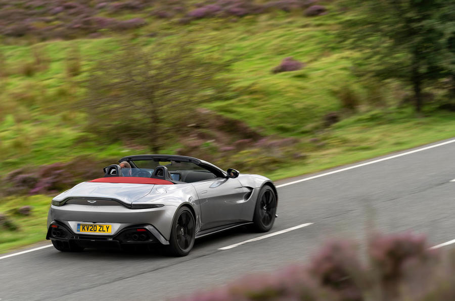 Aston Martin Vantage Roadster 2020 : premier bilan de conduite au Royaume-Uni - le héros à l'arrière