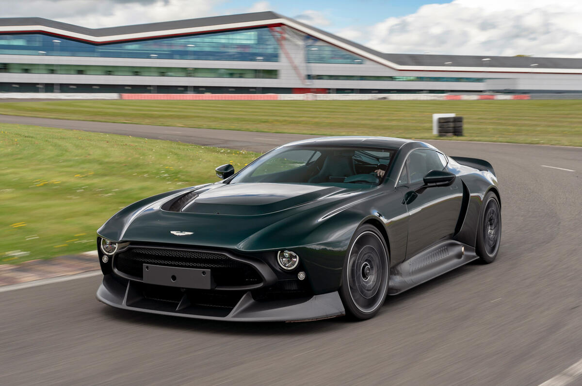 3 Aston Martin Victor 2021 héros en virage