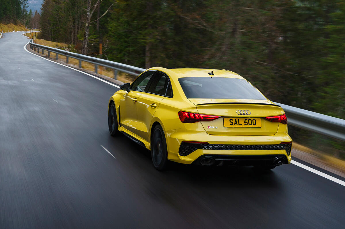 3 Audi RS3 saloon 2021 RHD première conduite arrière de suivi