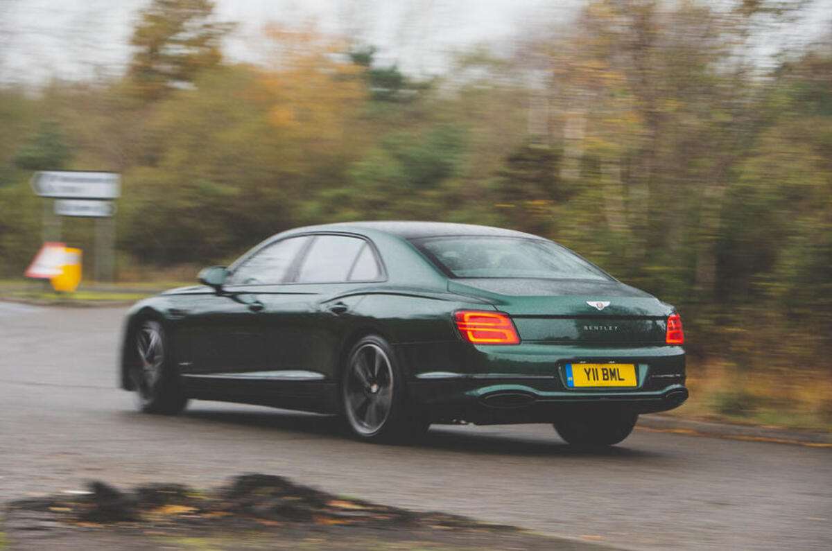 Bentley Flying Spur 2020 : premier bilan de conduite au Royaume-Uni - le héros à l'arrière