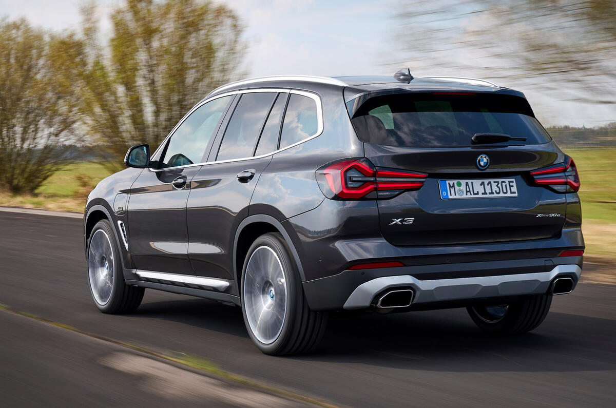 3 BMW X3 2021 premier essai essai arrière héros